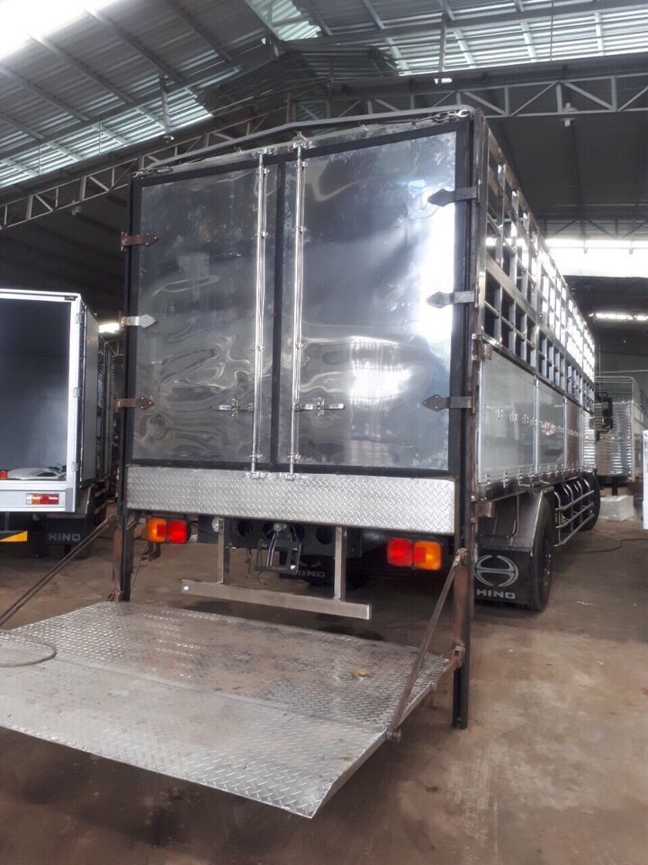 xe tải hino  bàn nâng chở heo